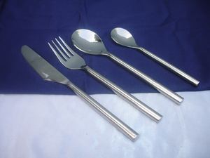 Ensemble de couverts Vantage Design avec finition argentée, ensemble de couverts élégants pour la maison et la cuisine, qualité supérieure, qualité premium - Product Image 2