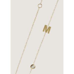Collier asymétrique avec initiale unique en diamant - Product Image 3