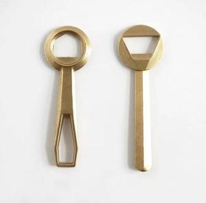 Abridor de botellas de metal duradero diseñado para resistir el uso frecuente sin deformarse ni romperse - Product Image 2