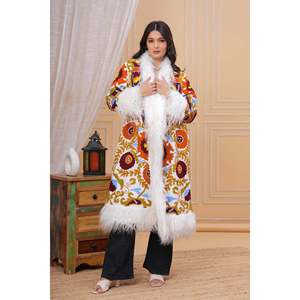 Veste en fausse fourrure brodée à la main pour femmes, style Sujani floral, avec embellissements élégants, idéale pour les occasions festives - Product Image 6