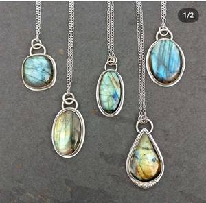 Dernier arrivage Collier de pierres Labradorite de forme ovale multi flashy 15x20mm en laiton avec lunette pour cadeau de mariage - Product Image 1