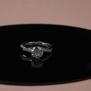 Anillo de diamante cultivado en laboratorio Premium 2.00Ct corte redondo VS1 IGI SGL certificado Oro rosa oro plata compromiso boda joyería proveedor - Product Image 4