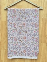 Tela de Algodón Premium para Vestidos con Estampado Artesanal, en Color Marfil Suave, Decorada con Delicadas Flores Rosadas