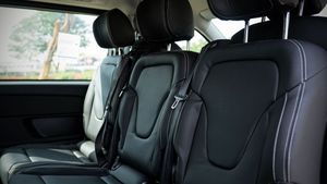 รถตู้เบนซ์ V300 Extra Long ปี 2025 สีดำ เครื่องยนต์ 2.0L ขับเคลื่อนล้อหลัง 8 ที่นั่ง เกียร์ออโต้ เบาะหนัง สภาพดี ใช้งานน้อย ราคาคุ้มค่า พร้อมส่ง - Product Image 4