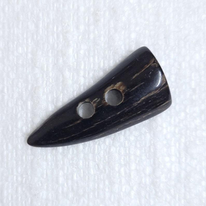 Attache en corne naturelle durable avec deux trous, technique polie pour la création de bijoux faits à la main par Tradebit - Product Image 5