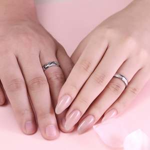 แหวนแฟชั่นผู้หญิง Jeulia รุ่น Two-Tone Heart ทำจากไทเทเนียมสตีล ชุบทอง เหมาะสำหรับเป็นของขวัญวันครบรอบ - Product Image 3