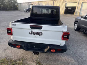 Jeep Gladiator Mojave 2024 Usado en Excelentes Condiciones - Product Image 2