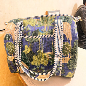 Sacs polochon cousu sur mesure en kantha sérigraphié dans les tons de bleu idéal pour la revente par les magasins d'accessoires de mode - Product Image 6