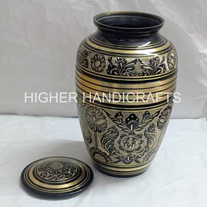 Urne funéraire en laiton pour adultes pour cendres noire avec gravure dorée Urne funéraire artisanale Fournisseur en gros - Product Image 3