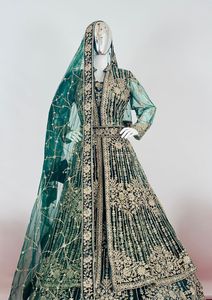 Regal Velvet Lehengas et haussements d'épaules de mariée traditionnels à embellir Couture fortement travaillée pour une tenue de fête avec les derniers modèles - Product Image 3