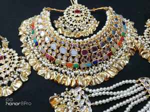 Ensemble collier et boucles d'oreilles de mariée en cristal de rhinestones plaqué cuivre et platine tendance et luxueux, traditionnel pour les mariages indiens - Product Image 2