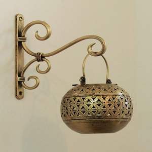 โคมไฟแขวนโลหะทำมือ พร้อมรายละเอียดประณีต สำหรับตกแต่งบ้านสไตล์ดั้งเดิม และให้แสงสว่างอบอุ่น - Product Image 1