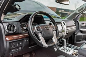 โตโยต้า ทันดรา ลิมิเต็ด ครูว์แม็กซ์ 4x4 ออโตเมติก 6 สปีด ปี 2017 - Product Image 4