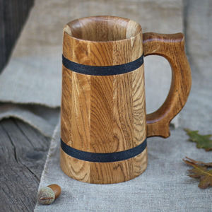 Chope à bière en bois naturel poli de taille personnalisée avec poignée pour les tables de décoration de fête. - Product Image 2