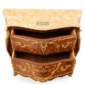 Commode classique en bois avec plateau en marbre, incrustations florales, corps incurvé, ornements en laiton, style antique français - Product Image 3