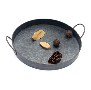 Bandeja de servir de metal de forma redonda galvanizada oscura con asa para el hogar y la boda Bandejas de servir de cena de mesa - Product Image 1