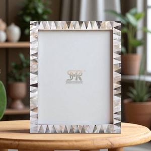 Cadre photo en os d'ébène nacré, fait à la main, décoratif, disponible en 3 tailles, élégant, à poser au mur ou sur une table - Product Image 2