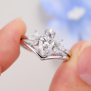 Anillo de compromiso de diamantes de corte Marquesa de 10x5mm | Acentos de banda en forma de V | Boda nupcial minimalista de plata de ley chapada en oro de 18 quilates - Product Image 3