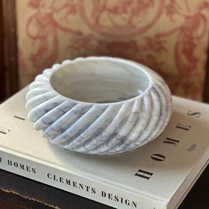 Meilleur bol rond à cannelures en marbre blanc Nouveau centre de table décoratif de luxe Accent de table moderne pour la maison sculpté de qualité supérieure - Product Image 6
