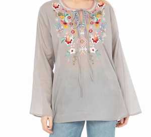 Blusa Boho Gris de Diseño Moderno con Cordones y Bordado para Mujer Disponible al Mejor Precio - Product Image 1