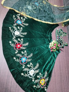 Designer indien LEHENGHA CHOLI vêtements de fête de mariage fil de broderie travail Lehenga Choli avec VISCOS lourds en velours - Product Image 4