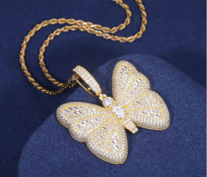 Colgante de Plata 925 con Moissanita Corte Princesa, Diseño de Mariposa de Dibujos Animados, Engaste de Canal, Certificado IGI, Estilo Hip Hop - Product Image 3