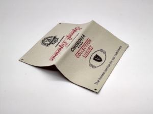 ฉลากผ้าฝ้ายพิมพ์ลายเป็นมิตรกับสิ่งแวดล้อมฉลากหนัง PU สีกำหนดเองกันน้ำทนทานล้างทำความสะอาดได้ - Product Image 5