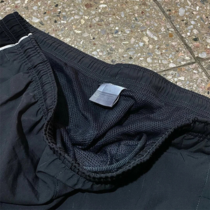 Pantalon tendance en nylon avec bande latérale, taille élastique, ceinture réglable, fermeture éclair et bouton, poches, jambe large, couleur noire - Product Image 6