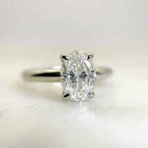 แหวนหมั้นเพชรโมอิสทรงรีตัดขนาด6x8มม. โซลิแทร์สี่ง่าม | เครื่องประดับเจ้าสาวสีทองเงิน - Product Image 3