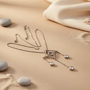 Collier tendance pour femme avec pendentif géométrique argenté plaqué or, orné de cristaux, de diamants et de perles sur une chaîne à maillons, bijoux en laiton - Product Image 1