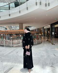 Vente en gros d'abayas personnalisées en soie anti-rides, faites à la main, en satin de Dubaï, à manches longues, élégantes, de haute qualité, pour femmes musulmanes - Product Image 1