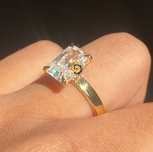 Bague de fiançailles solitaire pour femme en or jaune massif 10K, avec diamant de laboratoire taille radiant de 3 carats, sertie à griffes, à bande large, tendance - Product Image 4