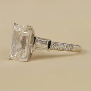 Anillo de Compromiso con Tres Diamantes de Laboratorio con Corte Esmeralda, Color F, Claridad VS1, Plata de Ley, Opciones de Oro y Platino, Banda Personalizable - Product Image 3