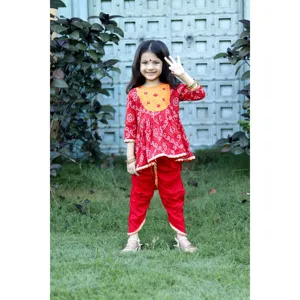 ชุดสัลวาร์ คามีซ ผ้าฝ้ายแบนฮานีสีแดง แต่งผ้าจอร์เจตต์ สไตล์ปากีสถาน บอลลีวูด งานปักหนัก สำหรับงานเทศกาล ชุดพื้นเมืองประดับด้วยด้ายและกระดุม - Product Image 2