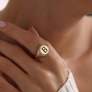 Bague ajustable personnalisée avec initiale minuscule pavée 16-17 mm, bague délicate en argent sterling 925 plaqué or 14 carats - Product Image 3