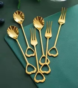 Ensemble de couverts en acier inoxydable avec couteau, fourchette et cuillère dorés, manche en forme de cœur, poli miroir, écologique, luxe moderne - Product Image 1