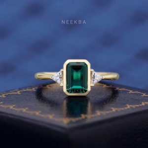 Anillo de tres piedras exclusivamente hecho a mano Forma de Esmeralda cultivada en laboratorio Anillo de oro sólido de 10K Anillo de ajuste de bisel en forma de Esmeralda - Product Image 1