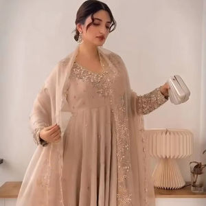 Hermoso Salwar Kameez de Diseño FATEMA FASHION en Georgette Pesado con Forro y Bordado y Dupatta para Fiestas de Secado Rápido - Product Image 4