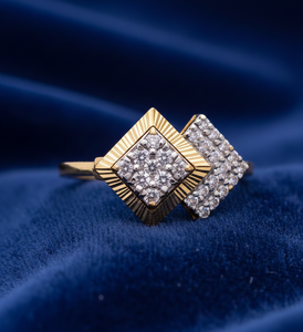 Anillo de Compromiso Moderno de Lujo para Mujer con Dos Racimos de Diamantes Cuadrados en Oro Amarillo - Product Image 3