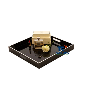 BANDEJA LACQUER elegante hecha a mano con acabado brillante atemporal un regalo reflexivo y una pieza llamativa para espacios de comedor - Product Image 1