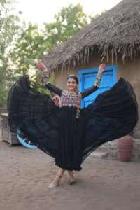 Traje de moda de calidad de exportación India Faux Blooming Fabric Kurti Pant & Dupatta con Kutchi Gamthi Work Online Shopping India - Product Image 2