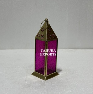 Lanterne en verre exclusive pour le Ramadan 2026, conçue avec des accents métalliques robustes et un design fonctionnel, offrant un charme urbain pour l'Aïd - Product Image 1