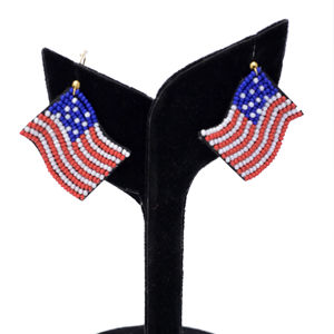 Boucles d'oreilles parfaites pour les femmes adultes, pour les jours de fête nationale, faites à la main, avec des perles, drapeau américain, rouge, blanc, bleu, perles, déclaration patriotique - Product Image 1