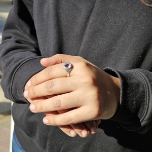 Pequeño y elegante anillo de plata de filigrana con piedras preciosas de amatista para fiesta de boda y accesorio de aniversario - Product Image 1