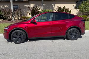 Tesla Model Y Long Range RWD 2026, autonomie de 357 milles, rouge ultra, 4 sièges, intérieur en cuir, phares LED, toit ouvrant panoramique - Product Image 5