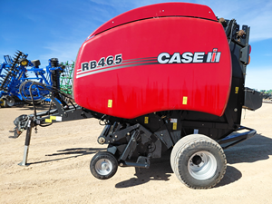 Presse à balles ronde Case IH RB465, mini-presse à balles de foin et de paille, machine compacte pour l'emballage de fourrage - Product Image 2