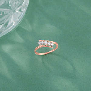 Anillo de Cóctel Vintage con Rubí Corte Marquesa y Circonita en Oro Amarillo - Product Image 1