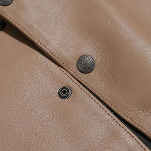 Gilet en cuir classique, design intemporel sans manches, conçu pour la durabilité, le confort et le style décontracté quotidien. - Product Image 4