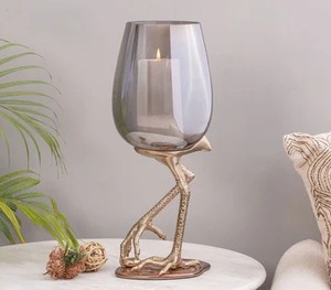 Portavelas artesanal de aluminio dorado con patas de gallina con vidrio gris perfecto para agregar un encanto decorativo elegante y acogedor - Product Image 3