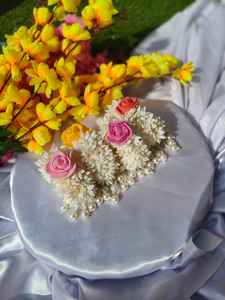 Gajra artisanal en jasmin et rose avec perles Latkan, style indien/pakistanais, pour mariages, Haldi, Mehndi, Sangeet, Nikah, Walima - Product Image 2